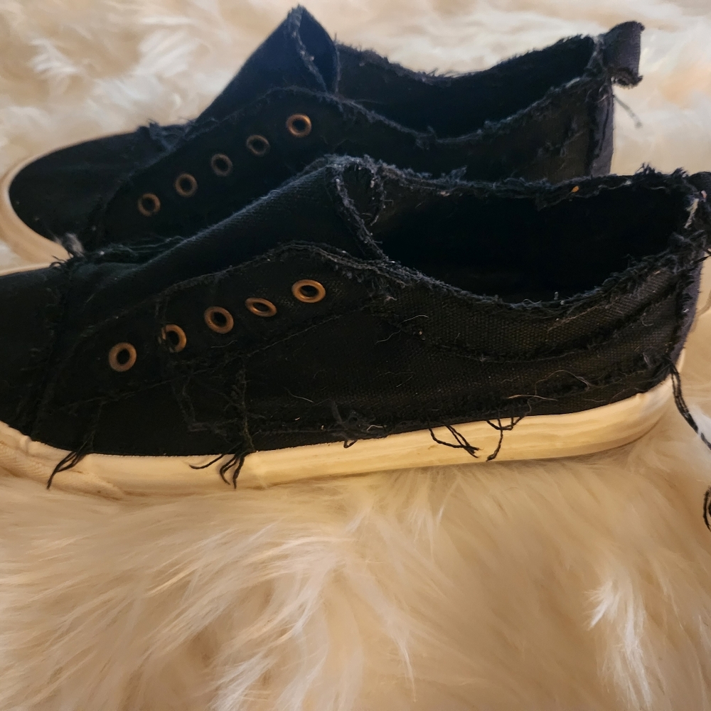 Clearance: Womens worn look no lace slip on shoes size 11